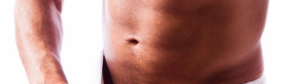 Muž zväčší svoj penis pomocou vákuovej pumpy